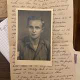 ...e Bill Ash, militare inglese di stanza in Puglia durante la Seconda guerra mondiale. Nelle foto si vede il volto di Bill, con i capelli corti e biondi e lo sguardo sognante...